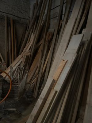 de nombreuses pièces de bois empilées dans une pièce