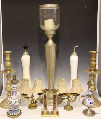 Lot de luminaires divers : deux lampes marocaines, deux pied…