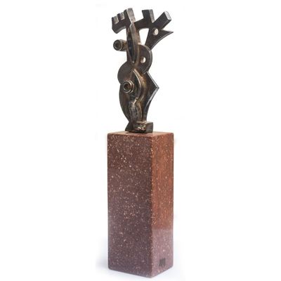 sculpture en bronze représentant la tête d'une femme, posée sur un bloc de bois