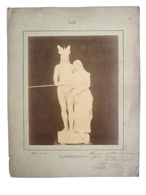 une vieille photo représentant la statue d'un homme tenant une épée