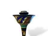 un vase en verre posé sur une table
