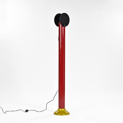 un lampadaire rouge et doré sur fond blanc