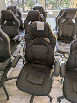 un grand nombre de chaises alignées dans une pièce