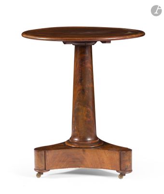 une table en bois avec un plateau rond et un piètement en bois