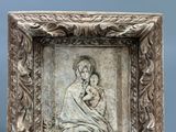 l'image d'une statue représentant une femme tenant un enfant dans ses bras