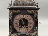 une horloge posée sur une table