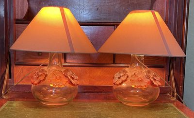 two lamps that are sitting on a table in a room