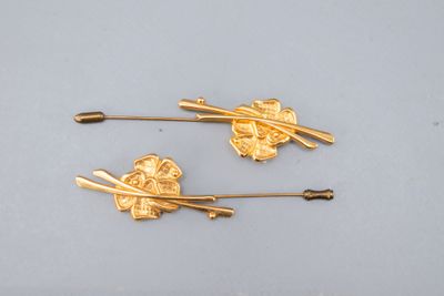 VAN CLEEF & ARPELS - 2 épingles à foulard en métal doré '' M…