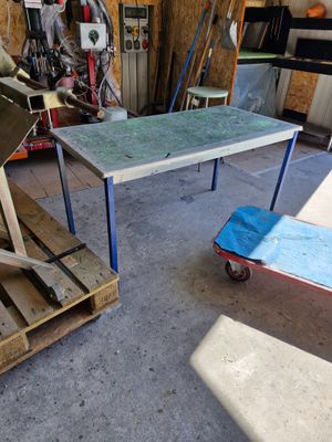 une table placée au milieu d'une pièce