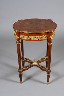 une image représentant une petite table avec un plateau en bois et des décorations dorées