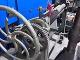 une machine à laquelle est raccordé un tuyau sur le côté