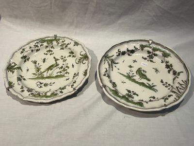 deux assiettes ornées de motifs verts et blancs, posées sur une table