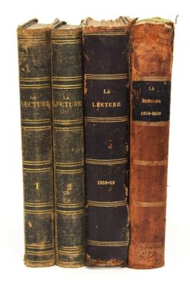 trois vieux livres posés l'un sur l'autre sur une surface blanche