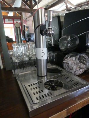 une machine à café posée sur un comptoir