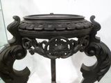 une table noire sur laquelle se trouve un bol