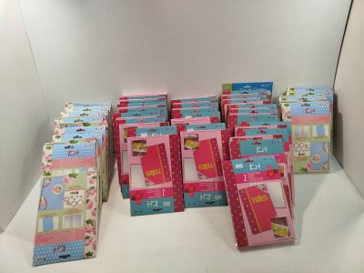 beaucoup de livres roses et bleus sur une étagère blanche