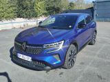 un SUV bleu garé sur un parking à côté d'un immeuble