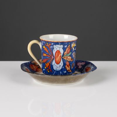 gros plan d'une tasse et d'une soucoupe sur une table