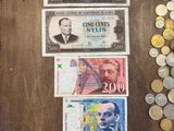 beaucoup d'argent sur la table avec beaucoup de pièces de monnaie