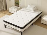un lit sur lequel est posé un matelas dans une pièce