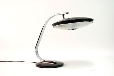 une lampe en noir et blanc posée sur une table