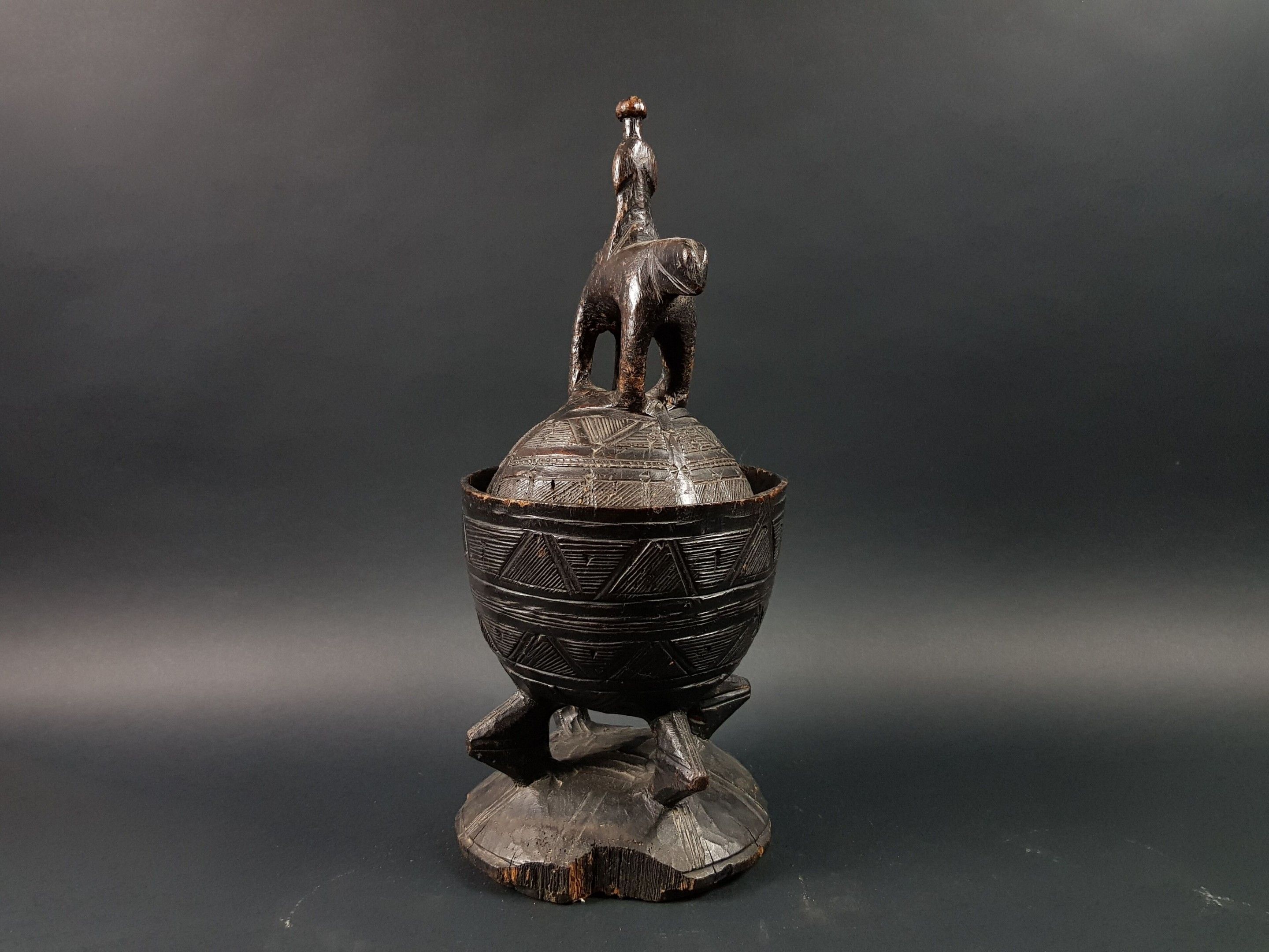 Coupe de Hogon Dogon, Mali - Pot rituel quadripode en bois avec décor incisé