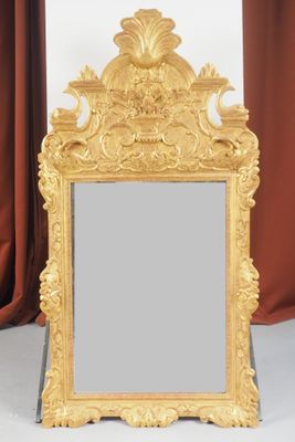 une image représentant un cadre doré avec un miroir posé sur une table