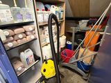 un aspirateur posé au milieu d'une pièce