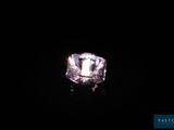 gros plan d'un diamant violet sur une surface noire