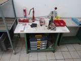 un établi sur lequel sont posés des outils, dans une pièce