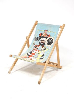 une petite chaise en bois ornée d'un motif bleu et rouge