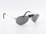 gros plan d'une paire de lunettes de soleil sur une surface blanche