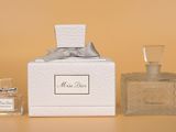 une image représentant un flacon de parfum à côté d'un flacon de parfum en verre