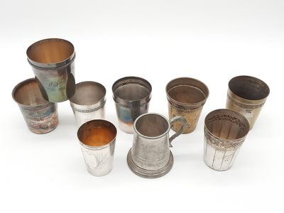 un ensemble composé de six tasses en argent et d'une soucoupe
