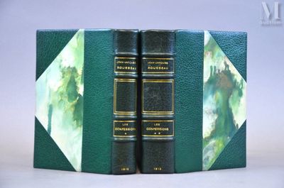 deux livres posés l'un sur l'autre sur une table