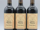 trois bouteilles de vin rouge posées sur une table blanche