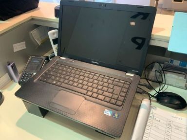 Un ordinateur portable COMPAQ avec chargeur