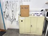 une boîte posée sur le dessus d'une armoire dans une pièce
