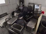 de nombreuses casseroles et poêles sur le comptoir de la cuisine