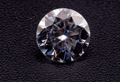 gros plan d'un diamant sur une surface noire