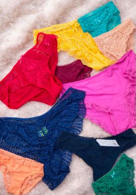 une pile de sous-vêtements posée sur un lit, les uns à côté des autres