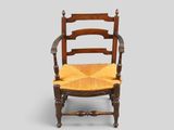 une chaise en bois avec une assise jaune sur fond gris