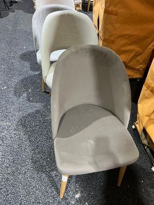 Plusieurs chaises sont alignées en rang dans un magasin.