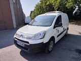 la camionnette blanche est garée sur le côté de la route