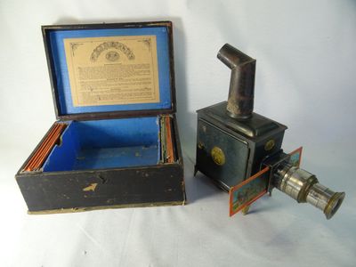 une petite boîte d'où sort un tuyau, à côté d'une autre petite boîte d'où sort un tuyau