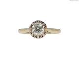 un gros plan d'une bague en or jaune sertie d'un diamant blanc