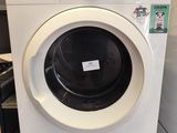 une machine à laver qui se trouve dans le coin d'une pièce