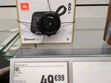 une boîte de casques posée sur une étagère dans un magasin