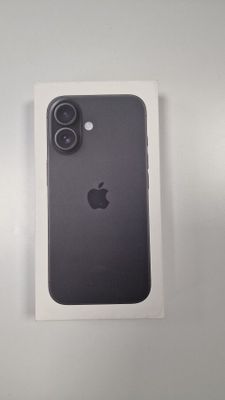 Un iPhone d'Apple est posé dans une boîte sur une surface blanche