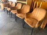 plusieurs chaises alignées